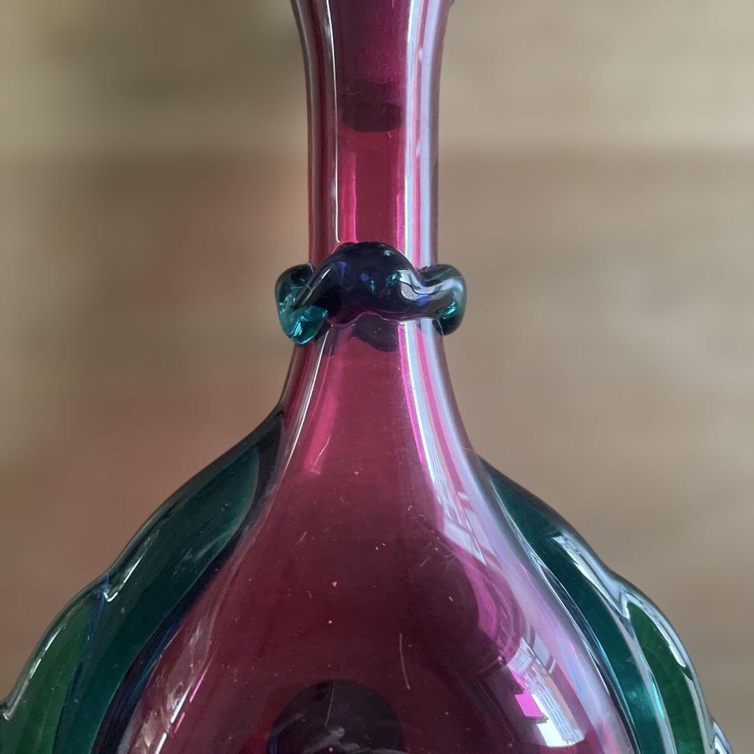 津軽びいどろ　1988年青函博覧会開催記念　装飾的なガラスボトル 赤紫と緑