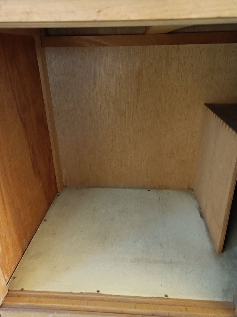 木製ストライプ模様キャビネット