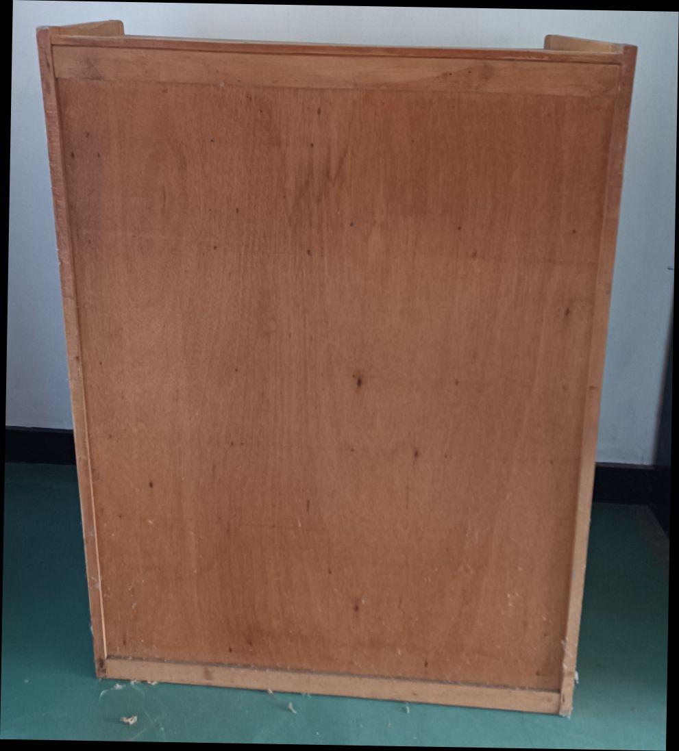 木製ストライプ模様キャビネット