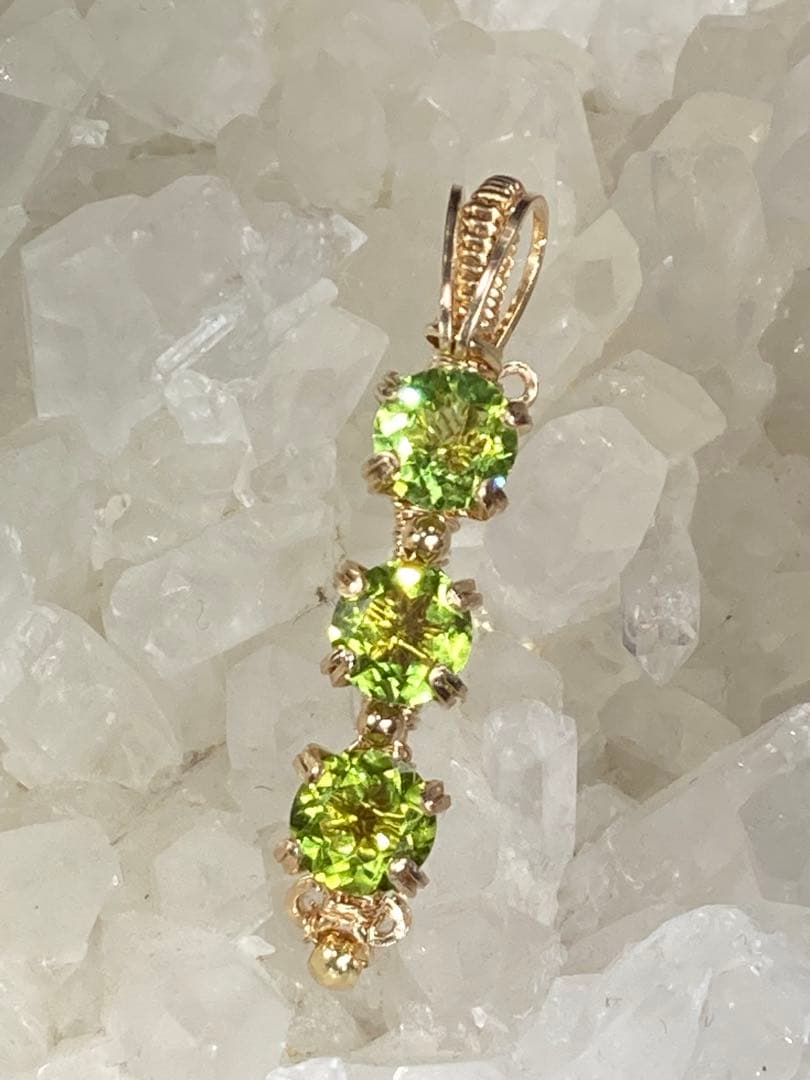 ペリドット　トリロジー　ペンダントトップ　ワイヤージュエリー