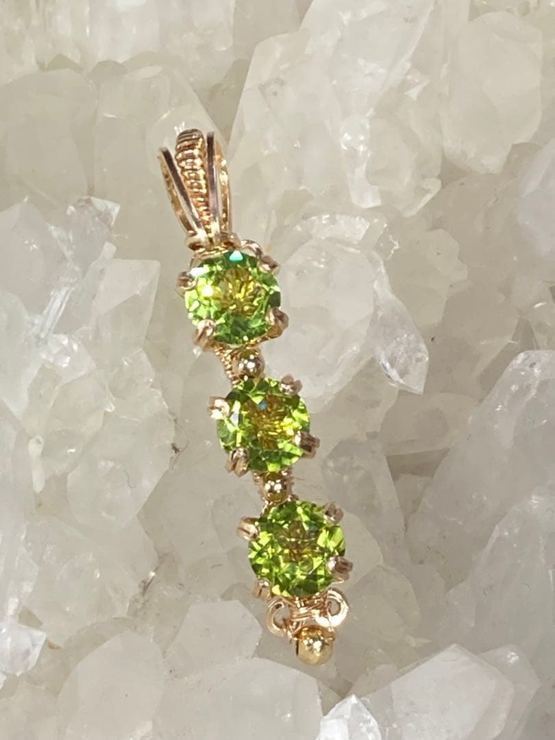 ペリドット　トリロジー　ペンダントトップ　ワイヤージュエリー