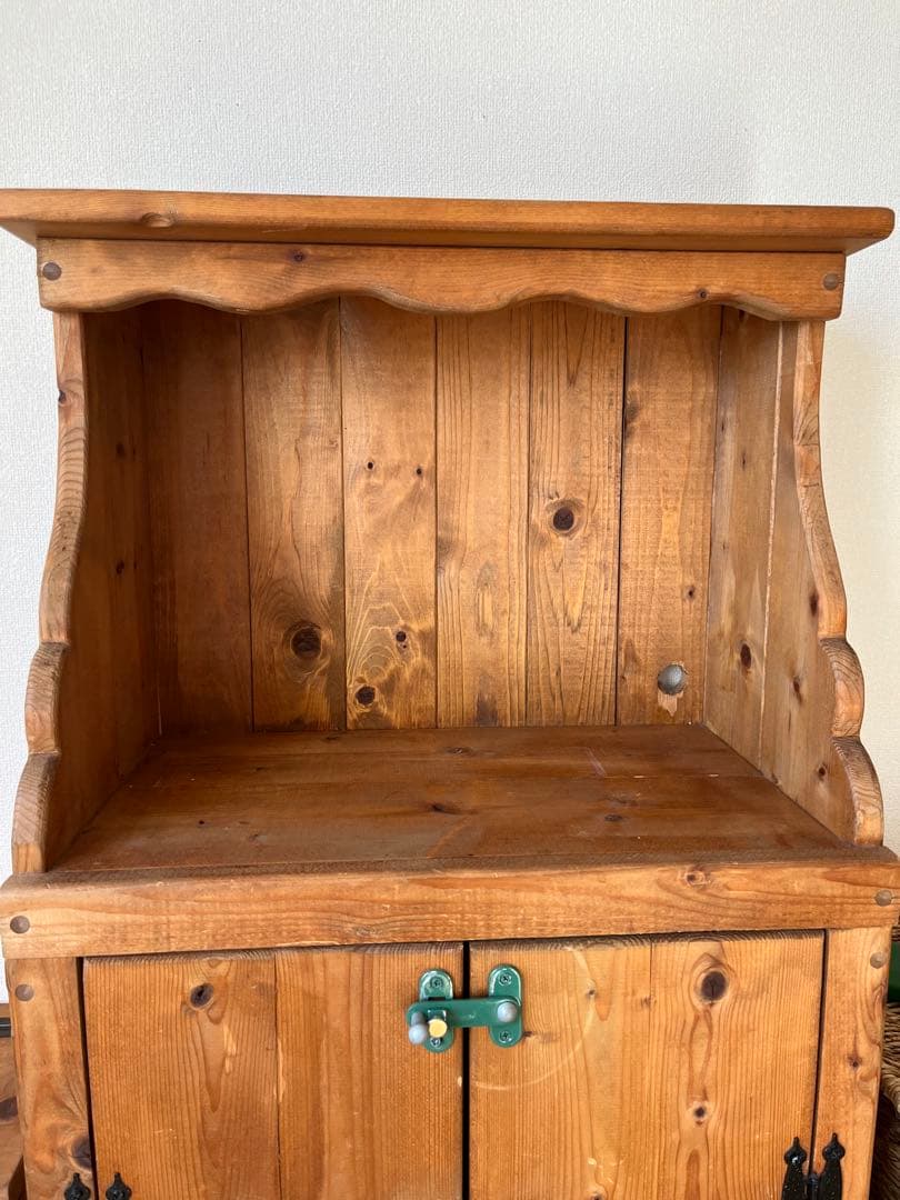 【ハンドメイド】カントリー家具　ハート型装飾の木製キャビネット