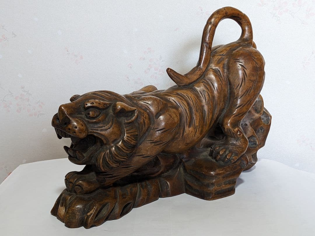 ♦木彫 虎 透し彫り 一点物 飴色 トラ 寅 干支 縁起物 置物古美術品 骨董品