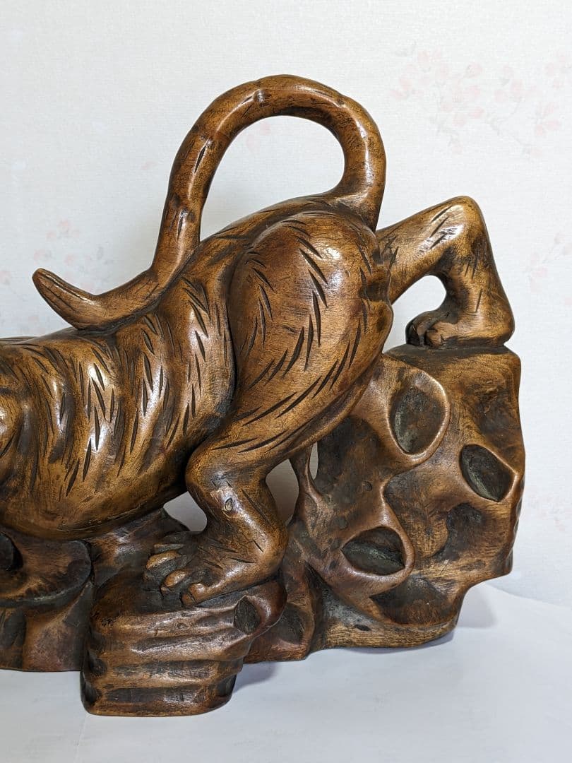 ♦木彫 虎 透し彫り 一点物 飴色 トラ 寅 干支 縁起物 置物古美術品 骨董品