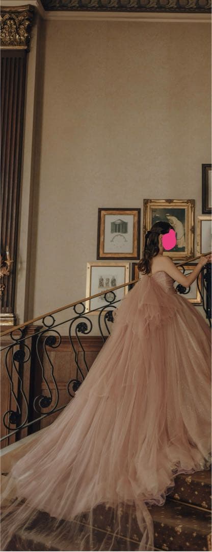 淡いピンク ティアード ウエディングドレス