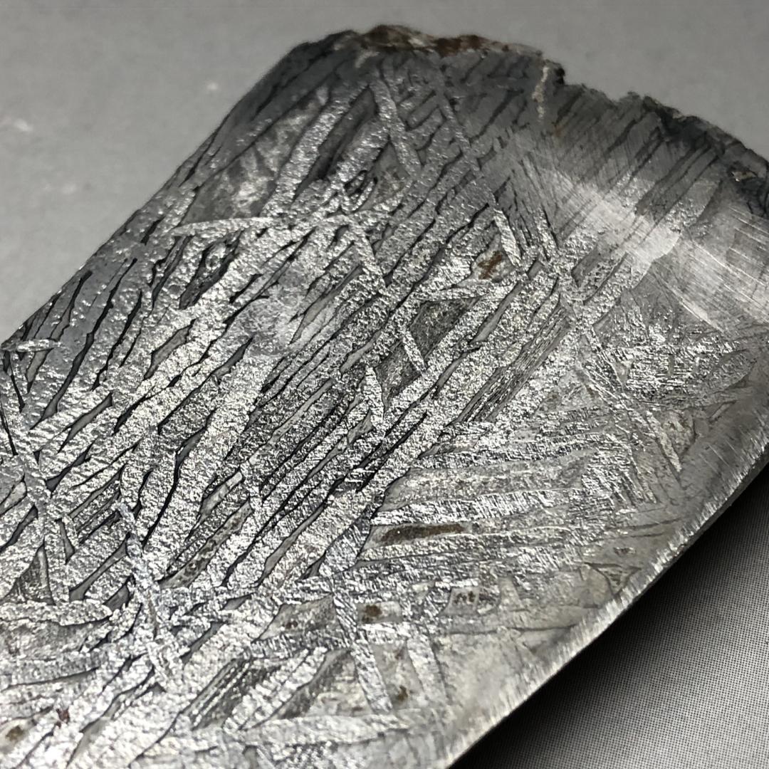 み*ん様 隕石 鉄隕石　アルタイ隕石　ナチュラル　原石　重さ約100ｇ 立て付き
