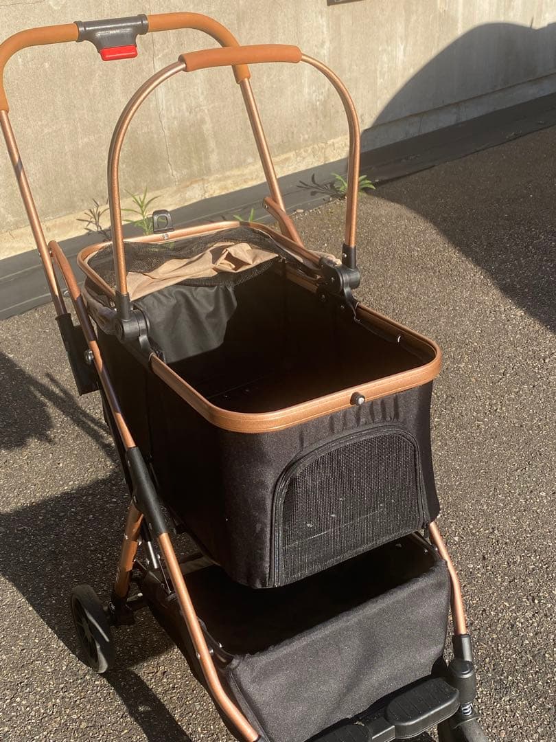 黒のメッシュカバー付きペットカート