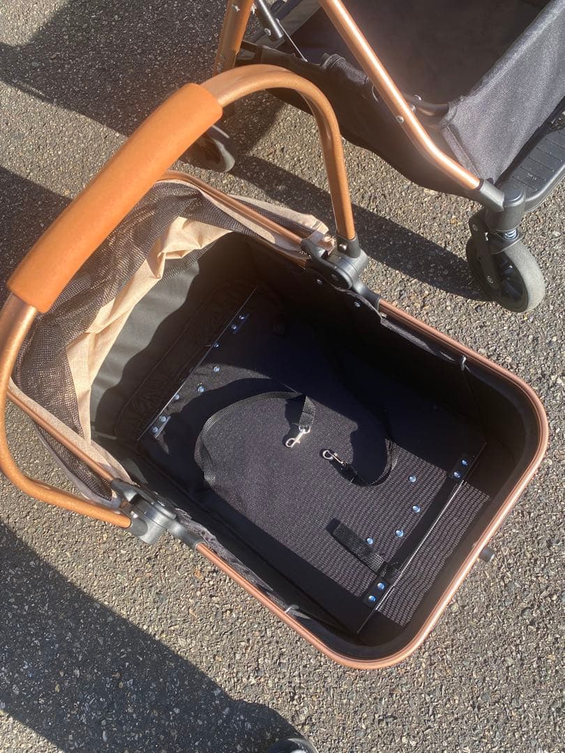 黒のメッシュカバー付きペットカート