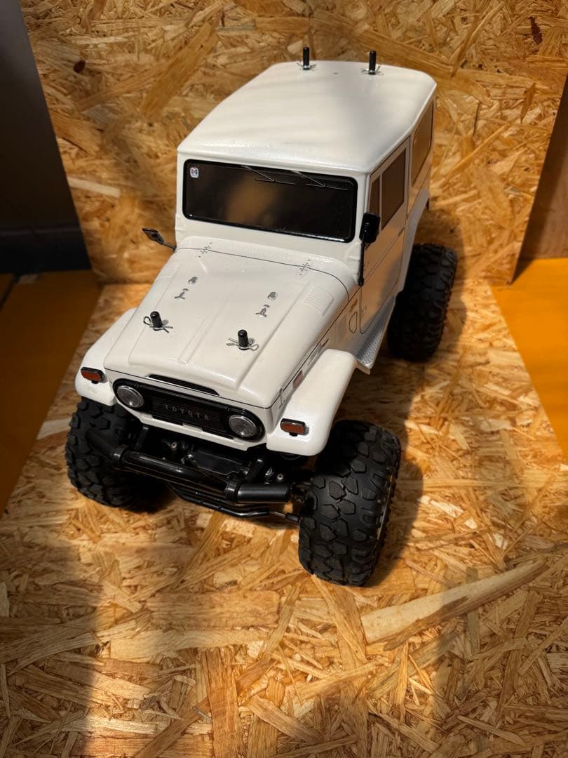 あきら　オフロードRCカー ホワイト SUVデザイン