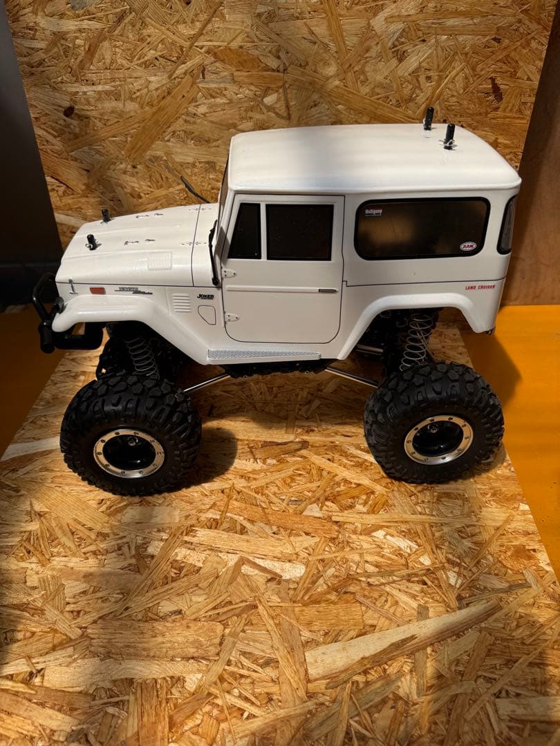 あきら　オフロードRCカー ホワイト SUVデザイン