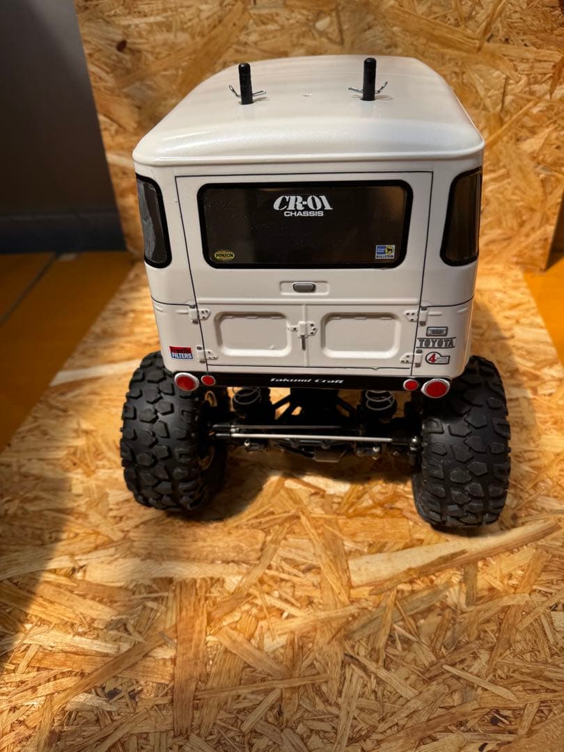 あきら　オフロードRCカー ホワイト SUVデザイン