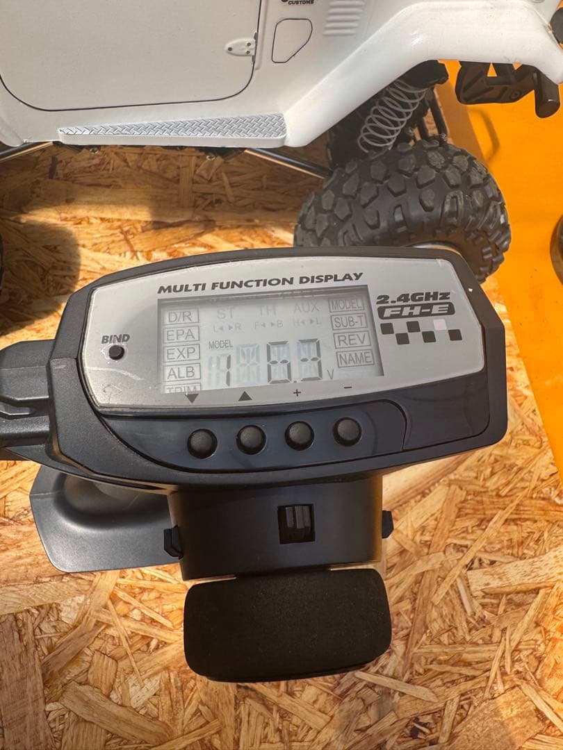 あきら　オフロードRCカー ホワイト SUVデザイン