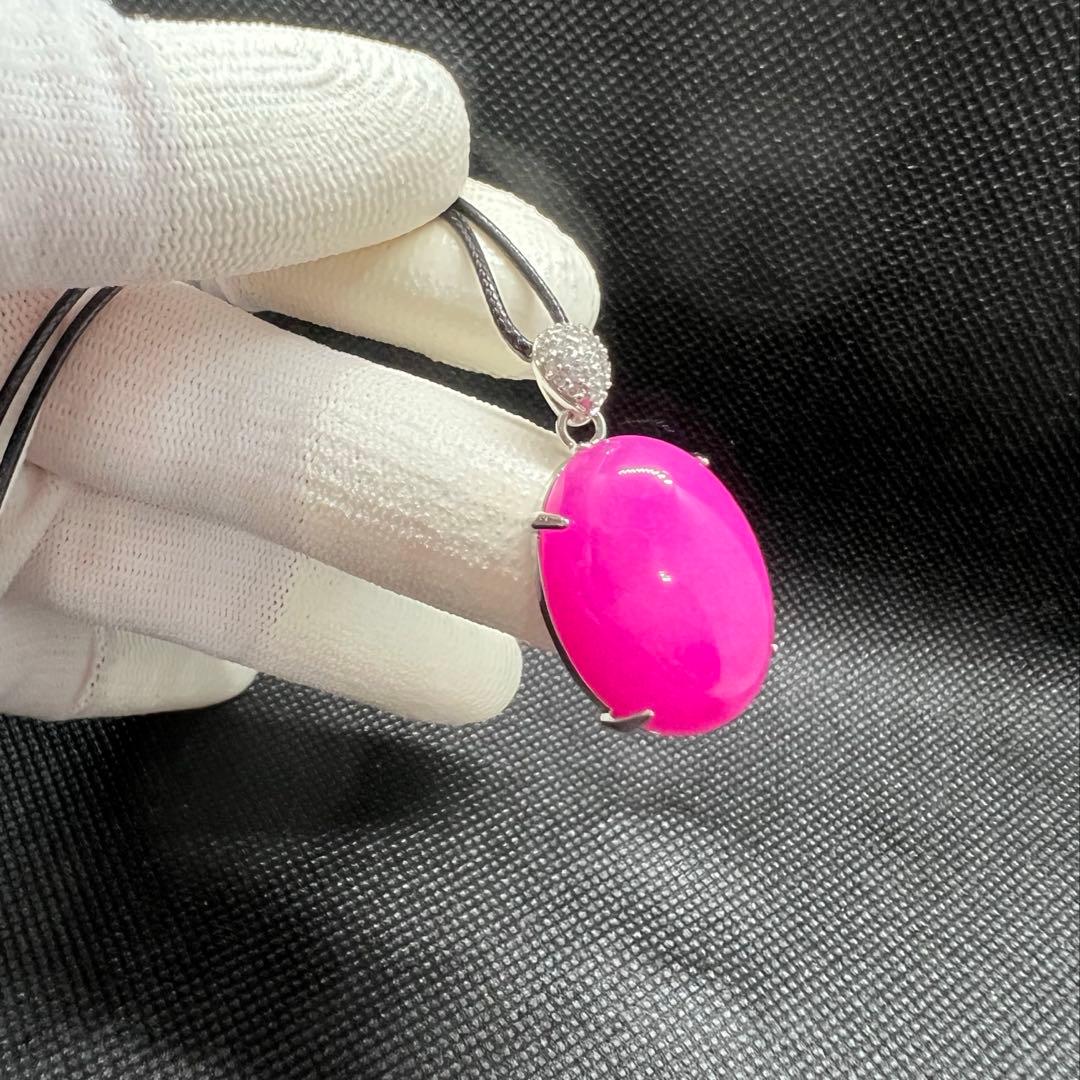 新品　綺麗なピンク色の翡翠卵形ペンダント革紐でビンテージスタイルD10116