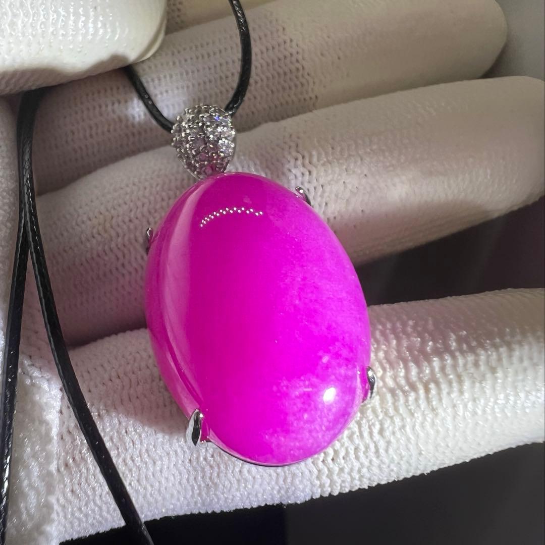 新品　綺麗なピンク色の翡翠卵形ペンダント革紐でビンテージスタイルD10116