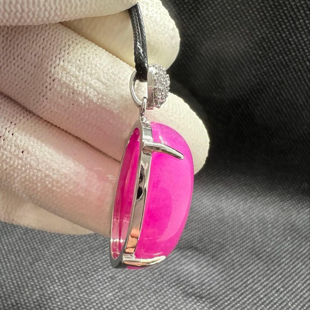 新品　綺麗なピンク色の翡翠卵形ペンダント革紐でビンテージスタイルD10116