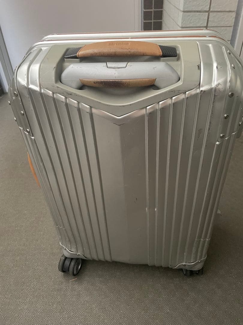 シルバー ストライプデザイン キャリーケース