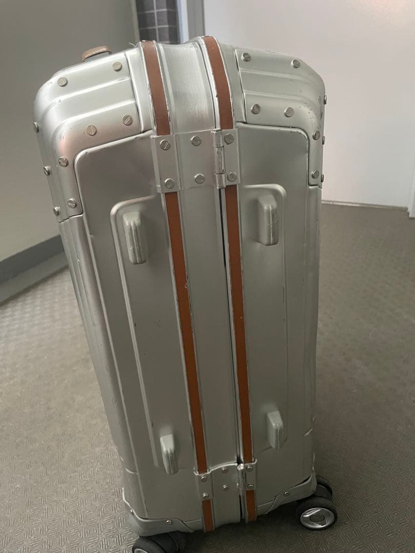シルバー ストライプデザイン キャリーケース