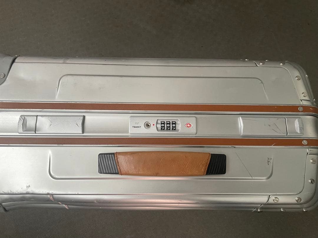 シルバー ストライプデザイン キャリーケース