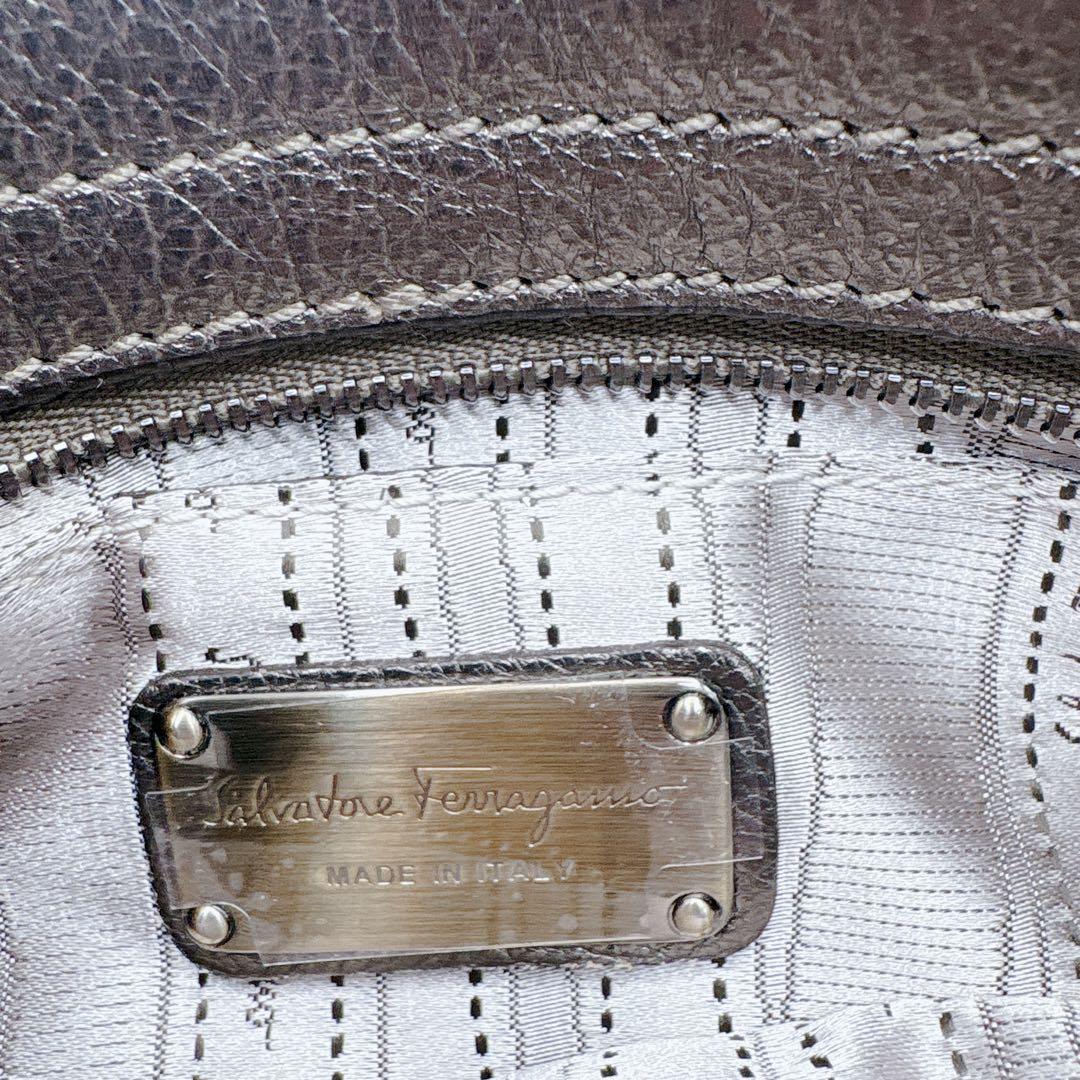 【極美品】フェラガモ　ショルダーバッグ レザー　ガンチーニ　メタリックシルバー