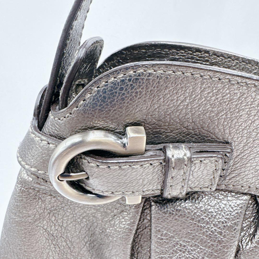 【極美品】フェラガモ　ショルダーバッグ レザー　ガンチーニ　メタリックシルバー