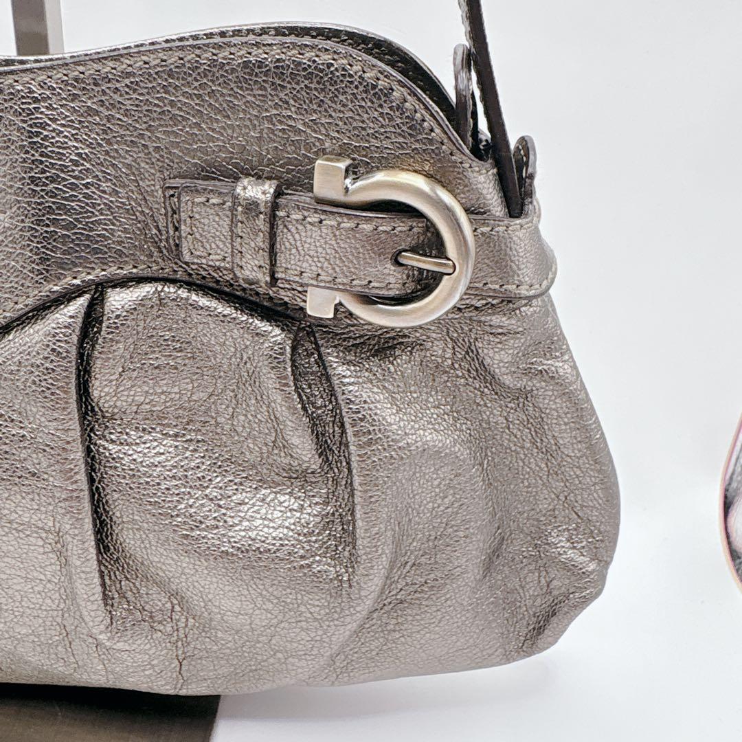【極美品】フェラガモ　ショルダーバッグ レザー　ガンチーニ　メタリックシルバー