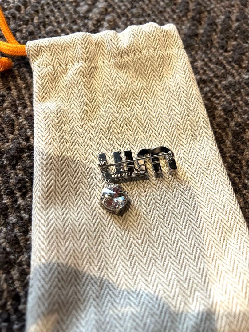miumiu　クリスタルブローチ