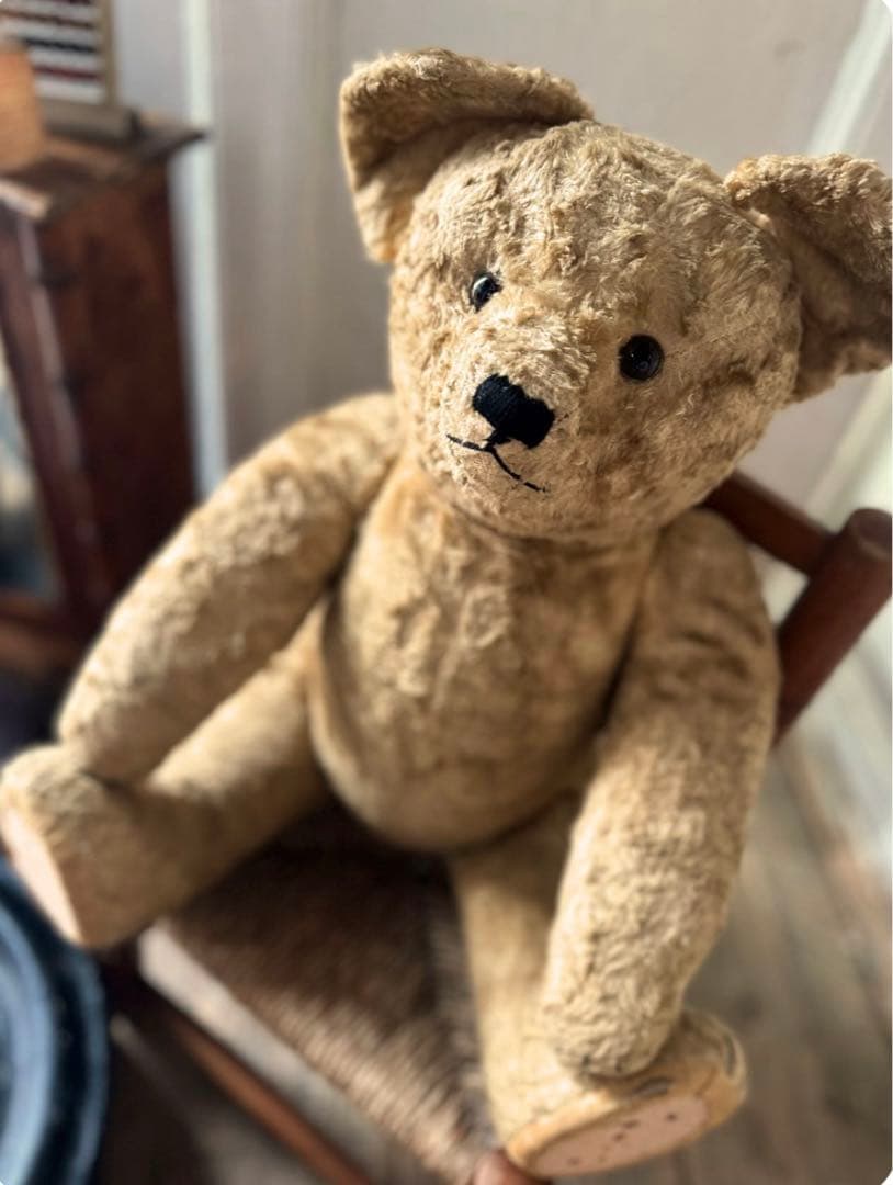 アンティーク つぶらな瞳の可愛いエプロンをつけた ベアーちゃん