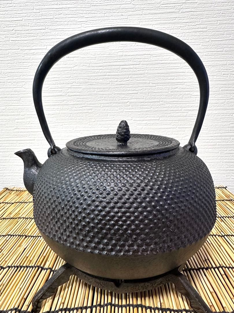 未使用、保管品　南部長文堂 二代目 長谷川文雄造　鬼アラレ　南部鉄瓶　南部鉄器