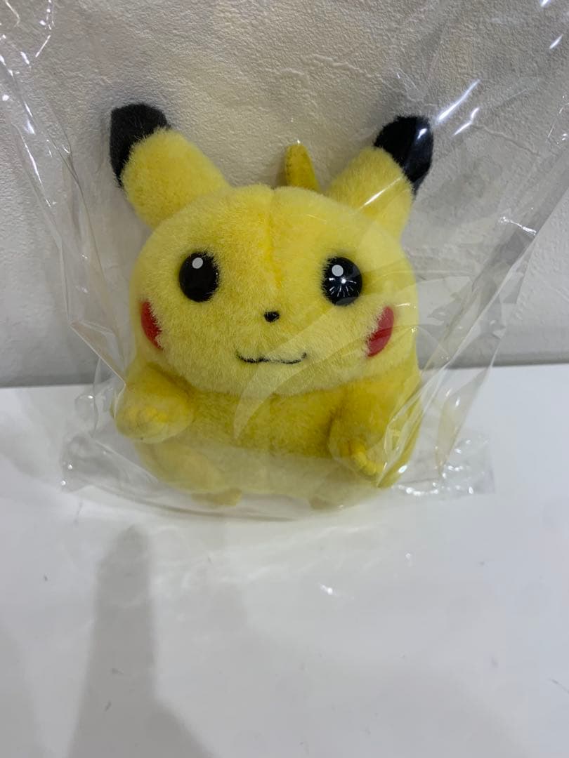 ピカチュウ　ぬいぐるみ　タカラトミー　TOMY