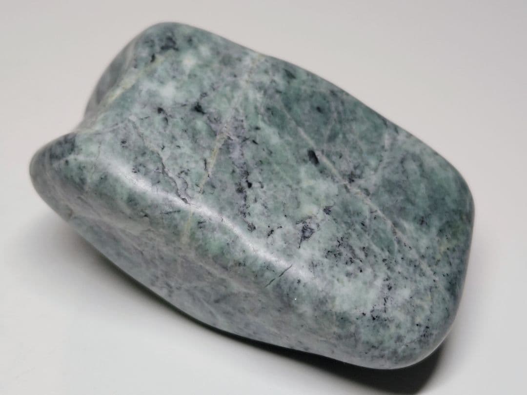 糸魚川131 翡翠 343g ヒスイ 原石 鑑賞石 自然石 誕生石 鉱物 鉱石