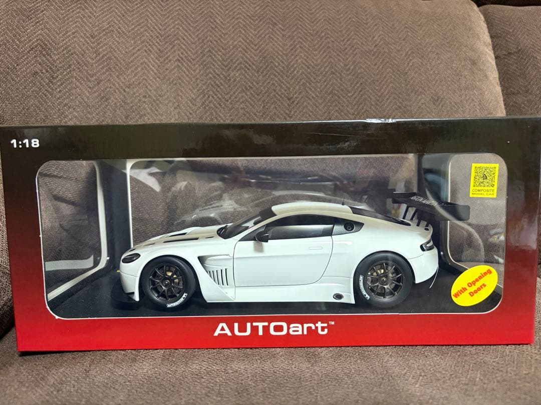 AUTOart Aston Martin Vantage ミニカー1:18