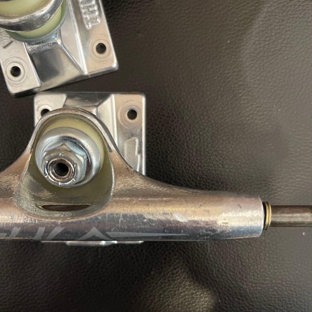 スケートボード トラック THUNDER 147 HLW LIGHT