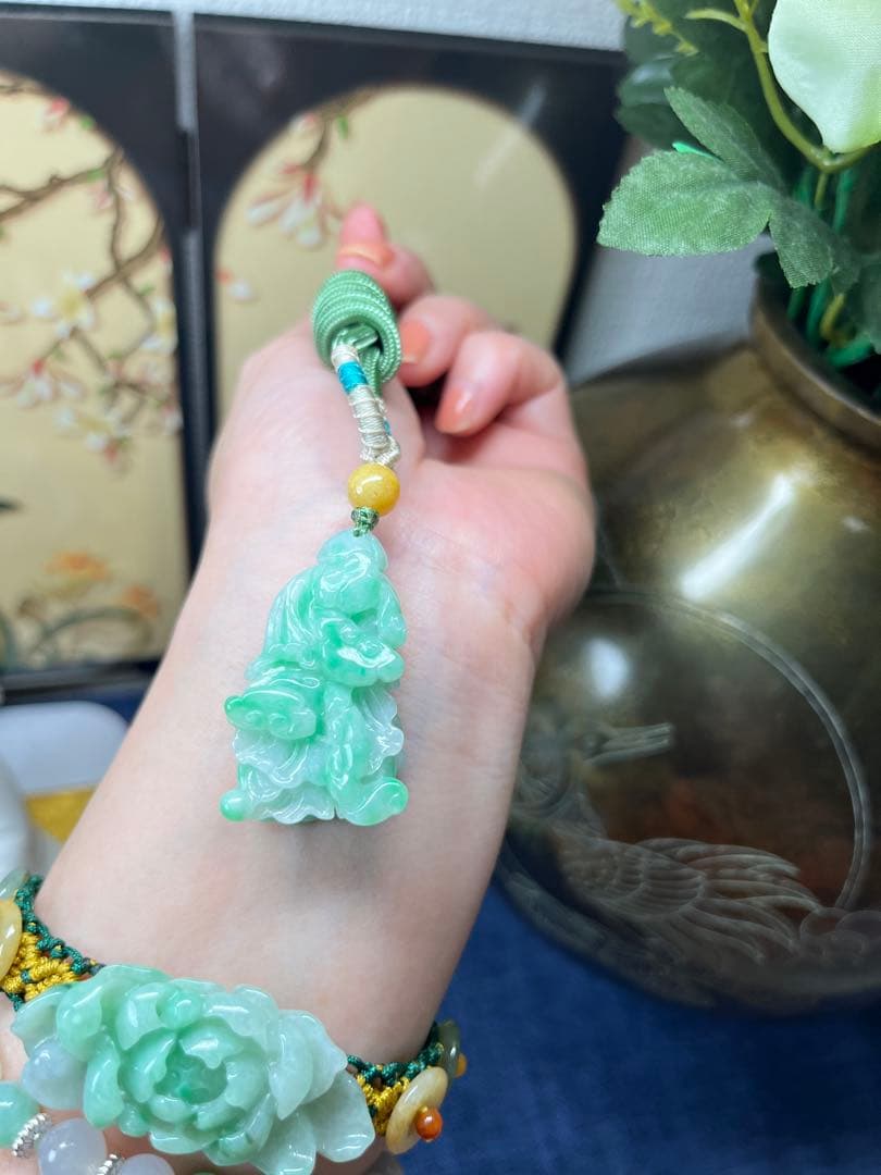 贅沢品❣️本翡翠　貴重なアップルグリーン翡翠・吉祥如意紋付きの発財白菜　鑑定書付き