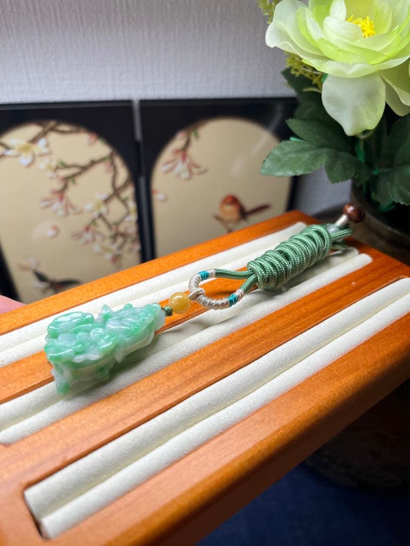 贅沢品❣️本翡翠　貴重なアップルグリーン翡翠・吉祥如意紋付きの発財白菜　鑑定書付き