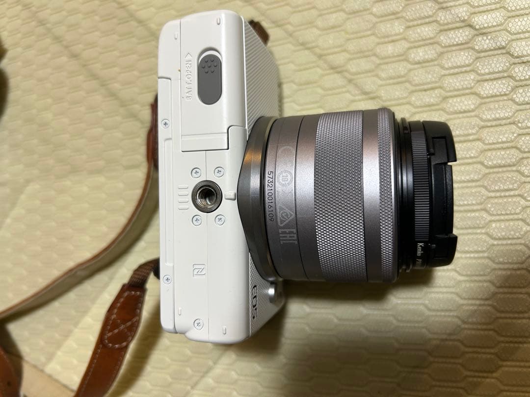 Canon EOS M100 ミラーレスカメラ80000円→50000円に値下げ