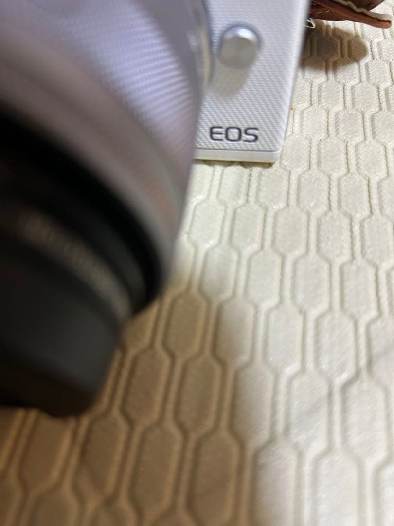 Canon EOS M100 ミラーレスカメラ80000円→50000円に値下げ