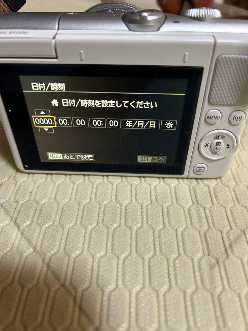 Canon EOS M100 ミラーレスカメラ80000円→50000円に値下げ