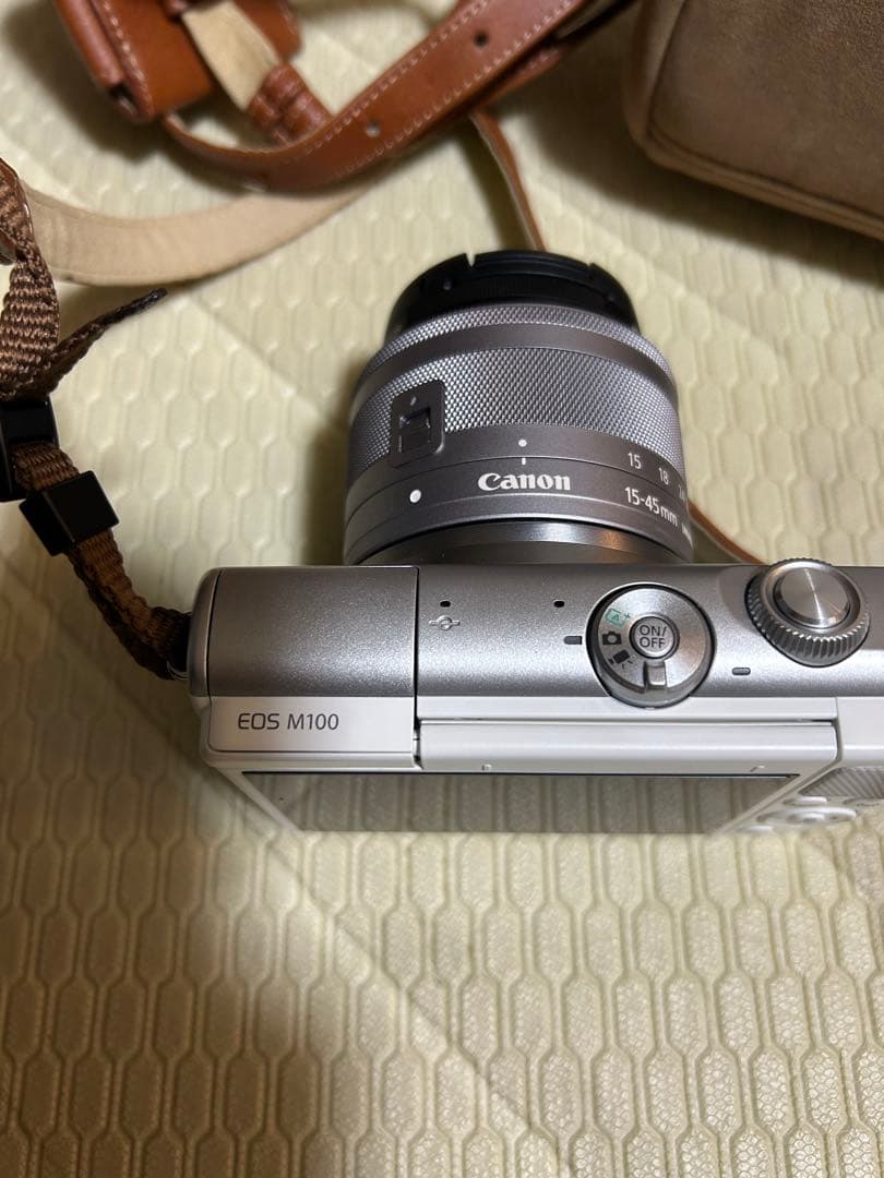 Canon EOS M100 ミラーレスカメラ80000円→50000円に値下げ