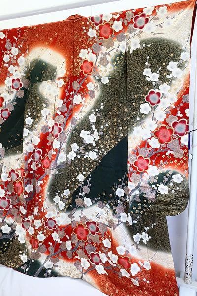 美品 振袖 朱赤 深緑 枝梅 金駒刺 金彩加工 身丈164cm お洒落