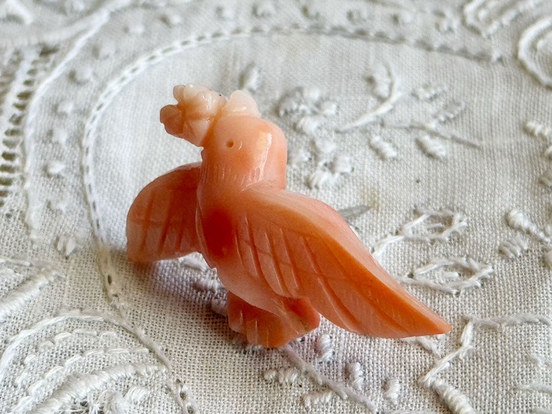 桃珊瑚 幸せのピンクの鳥 ピンブローチ 四葉のクローバー 小鳥 ブローチ