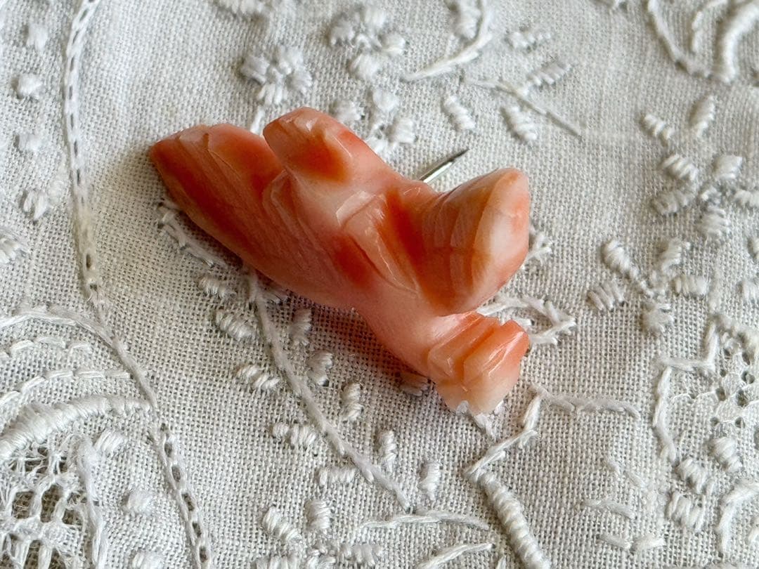 桃珊瑚 幸せのピンクの鳥 ピンブローチ 四葉のクローバー 小鳥 ブローチ