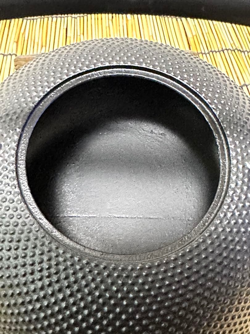 新品、供箱付　南部盛榮堂OIGEN造　１６型アラレ　ＩＨ対応品　南部鉄瓶　鉄瓶