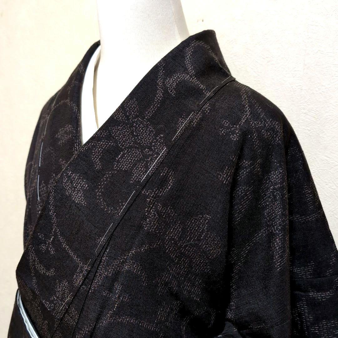 新品 未使用 正絹 袷 本場結城紬 亀甲80 泥染め 大輪花唐草 濃茶系