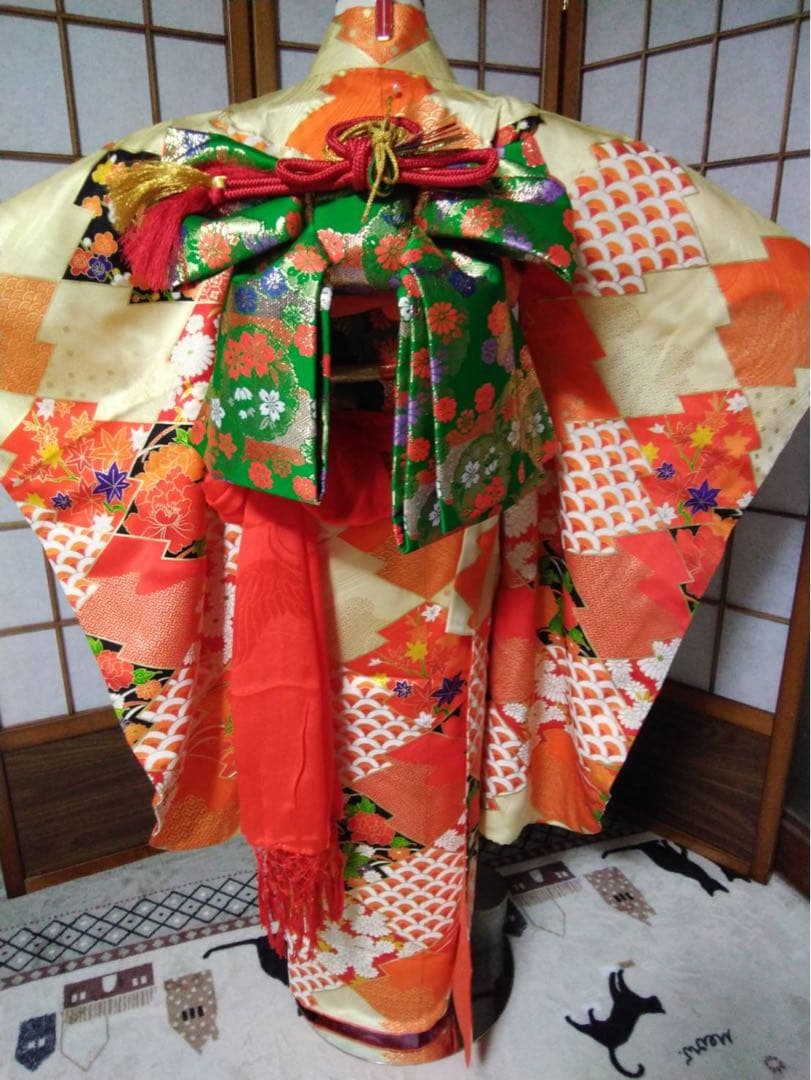 ichiyo です。7歳向け・正絹・お着物のセット・目立たない汚れあり