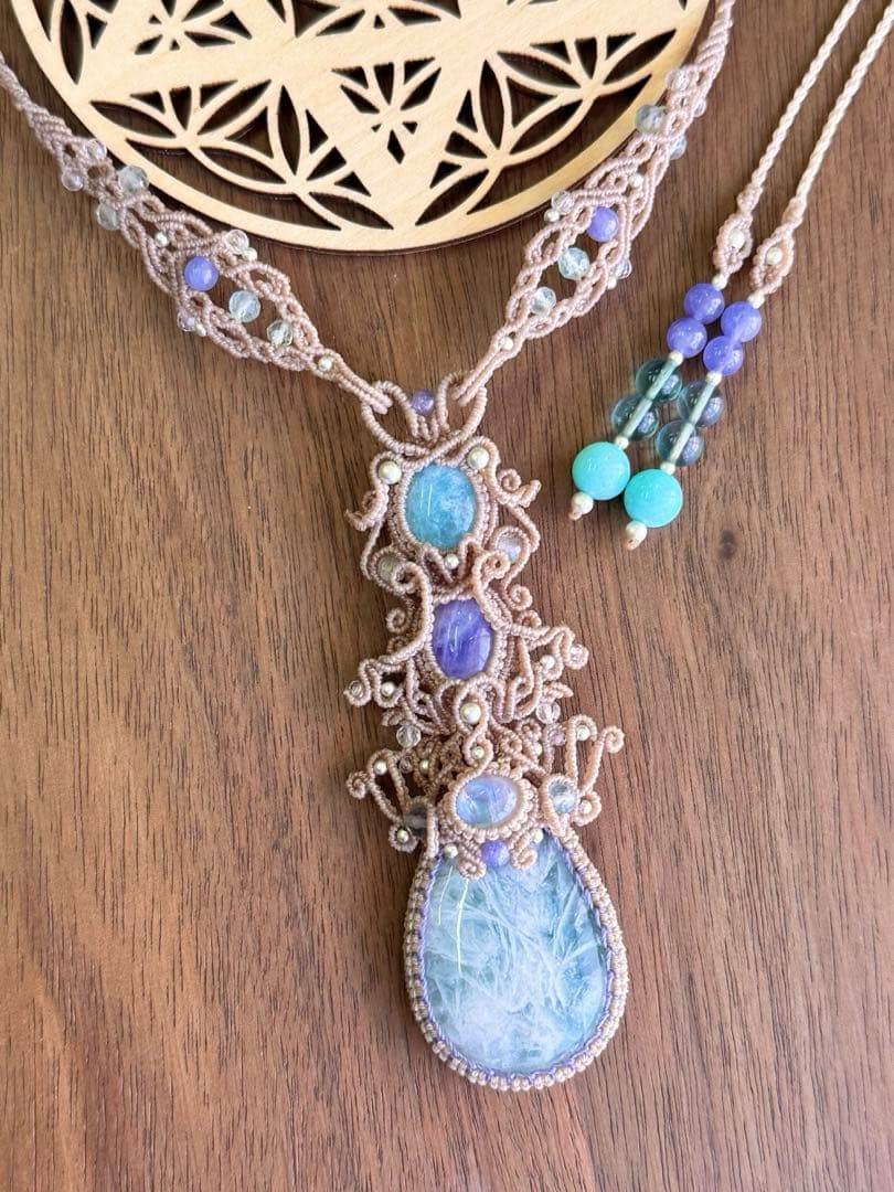 エンジェルフェザーフローライトマクラメ編みネックレス♡希少2色ハックマナイト使用