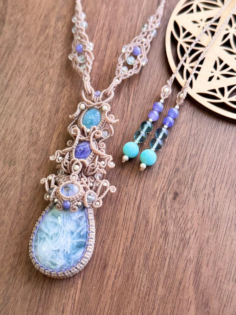 エンジェルフェザーフローライトマクラメ編みネックレス♡希少2色ハックマナイト使用