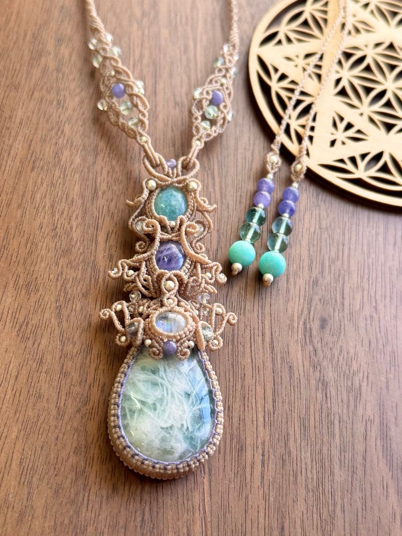 エンジェルフェザーフローライトマクラメ編みネックレス♡希少2色ハックマナイト使用