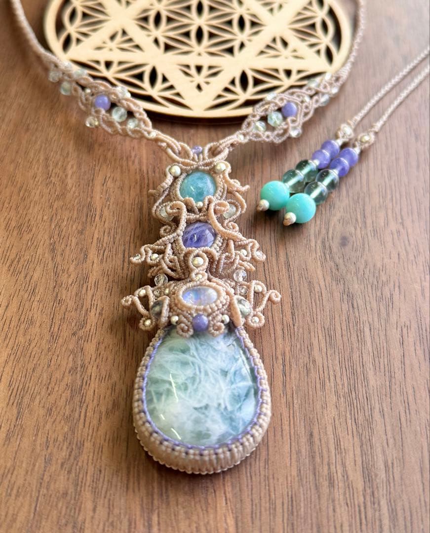 エンジェルフェザーフローライトマクラメ編みネックレス♡希少2色ハックマナイト使用