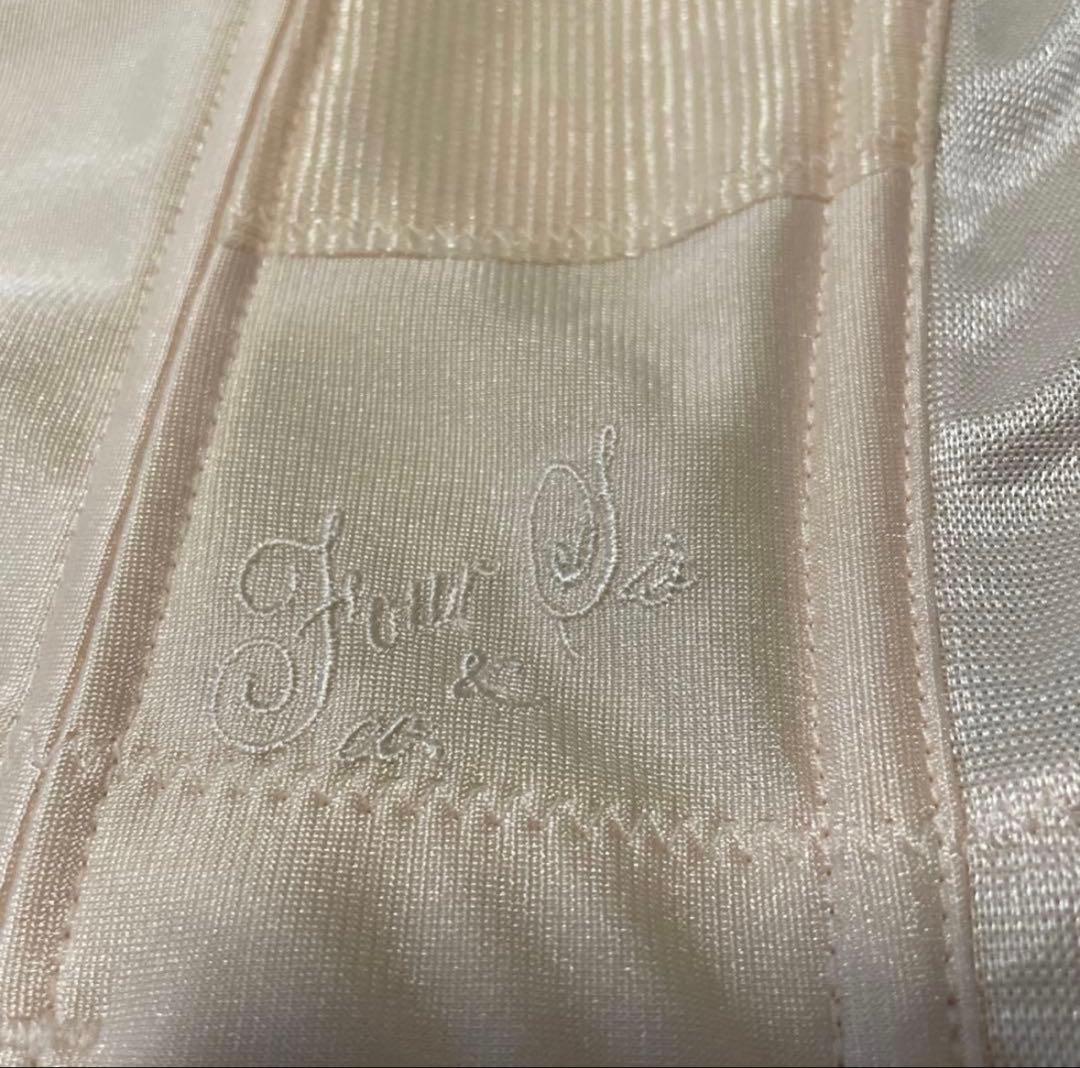 【美品】フォーシスアンドカンパニー　ブライダルインナー　Vカット　E70