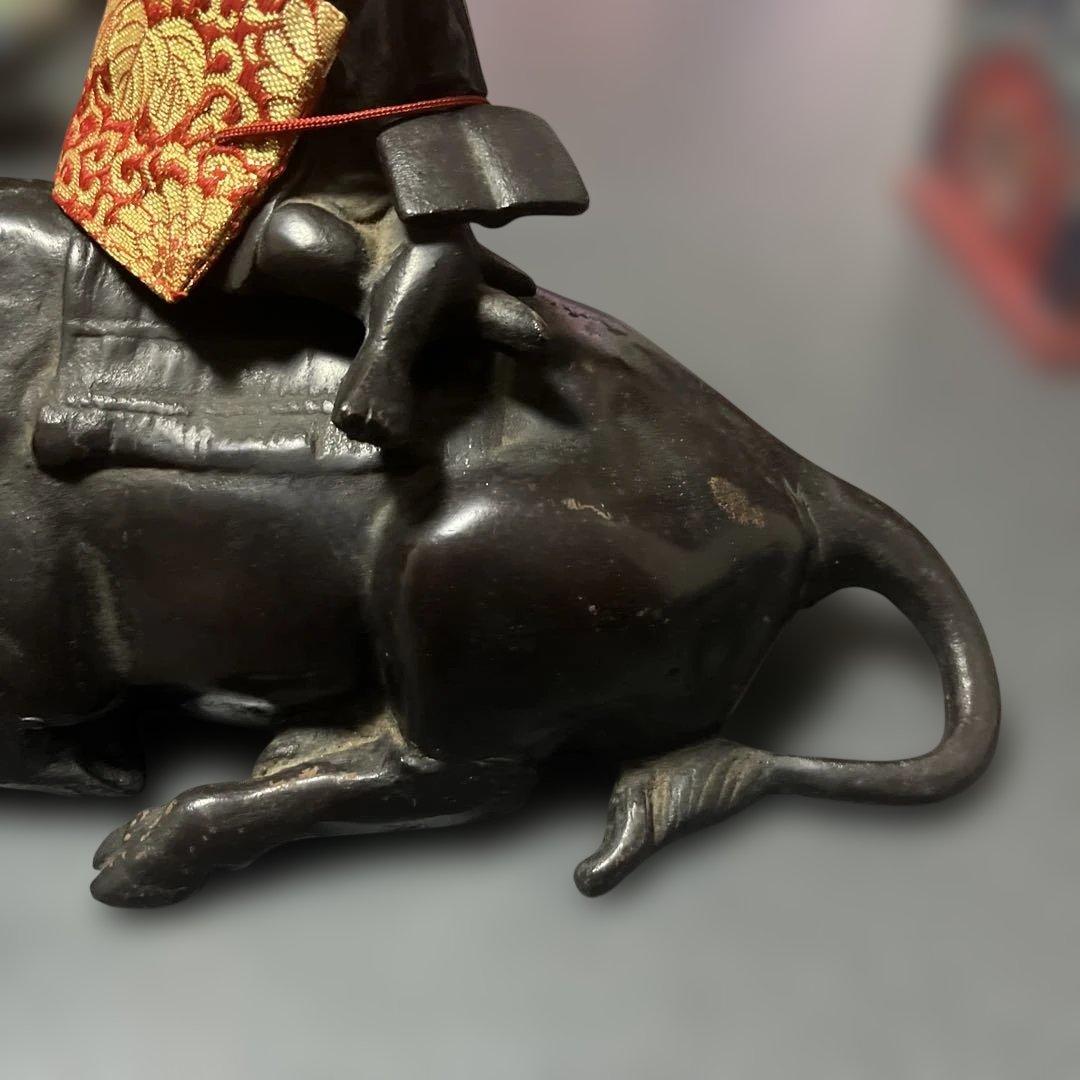 金属製 牛と子供の彫刻